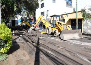 Trabajan en reparación de fuga de agua en la colonia Portales