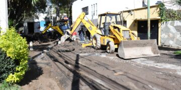 Trabajan en reparación de fuga de agua en la colonia Portales