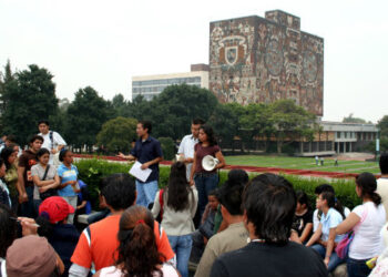 Jóvenes enfrentan exclusión laboral y rezago educativo
