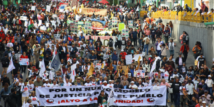 Marcha del 2 de octubre moviliza a 10 mil personas: SSC CDMX