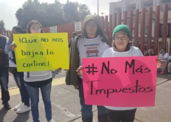 Protestan comerciantes en la Cámara de Diputados