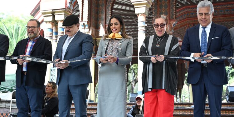 Donde hay mariachi, hay México: Rojo de la Vega