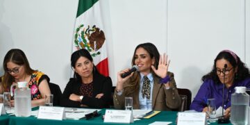 Irrupciones y jaloneos tensan comparecencia de Rojo de la Vega