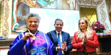 Beatriz Paredes Rangel recibe medalla al Mérito «Manuel Aguilera Gómez»
