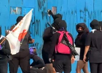 Control y espectáculo: el gobierno capitalino convierte el 25N en una escenografía