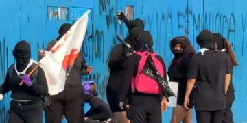 Control y espectáculo: el gobierno capitalino convierte el 25N en una escenografía