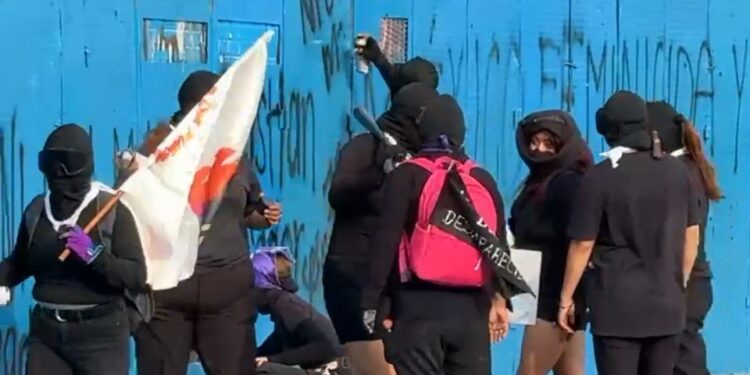 Control y espectáculo: el gobierno capitalino convierte el 25N en una escenografía