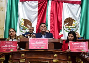 Morena grita “¡Fuera porros!” mientras oposición interrumpe debate por violencia del 15 de noviembre