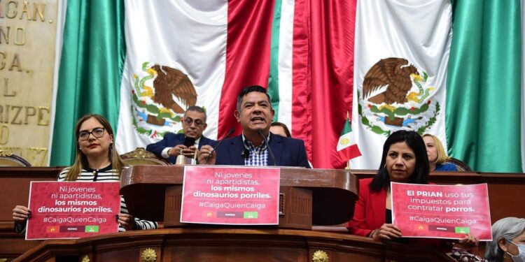 Morena grita “¡Fuera porros!” mientras oposición interrumpe debate por violencia del 15 de noviembre