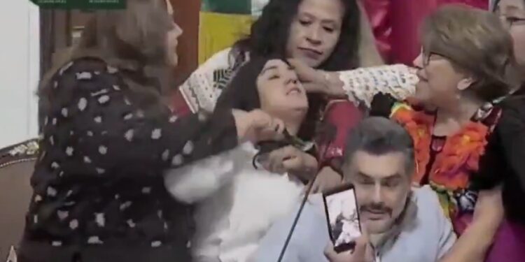 Violencia, prisas y autoritarismo: Morena impone la Ley de Transparencia entre empujones