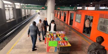 Señalan posible red de control político del ambulantaje en el Metro tras operativo anunciado por Rubalcava en Línea B