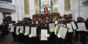 Galardonan en Donceles heroísmo policial