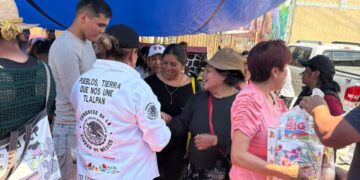Reconoce Paulina Pérez a madres, niñas y niños de San Miguel Xicalco