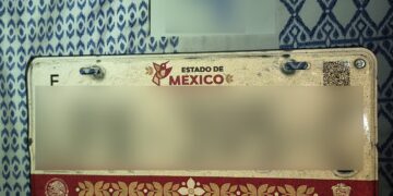 Placas robadas, armas y cocaína; golpe policiaco en la GAM